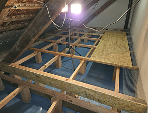 Zateplení stropu patrového rodinného domu pomocí foukané izolace